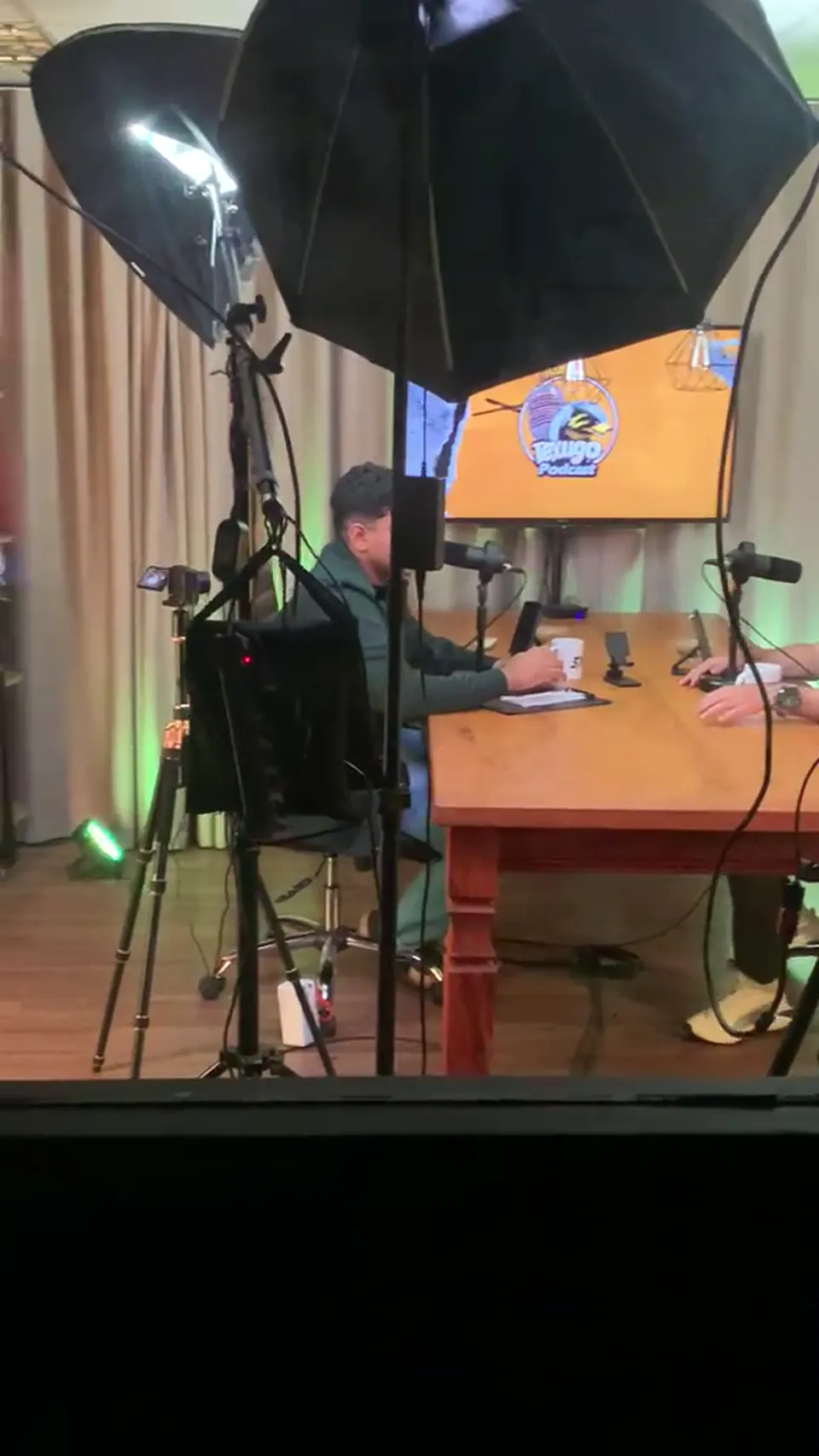 Set preparado para gravação de podcast com iluminação e câmeras