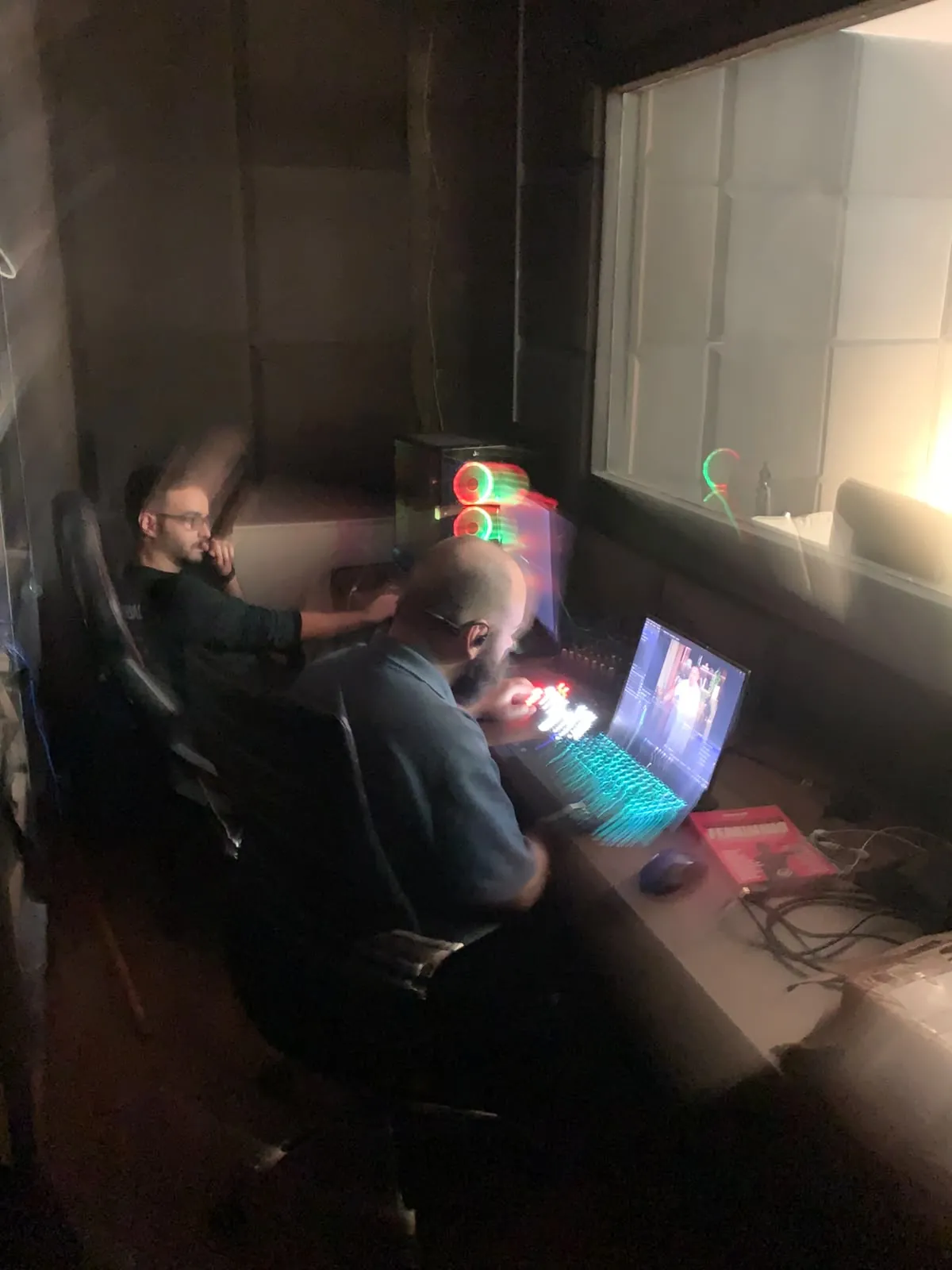 Equipe da 3X Produtora operando a direção técnica de uma gravação