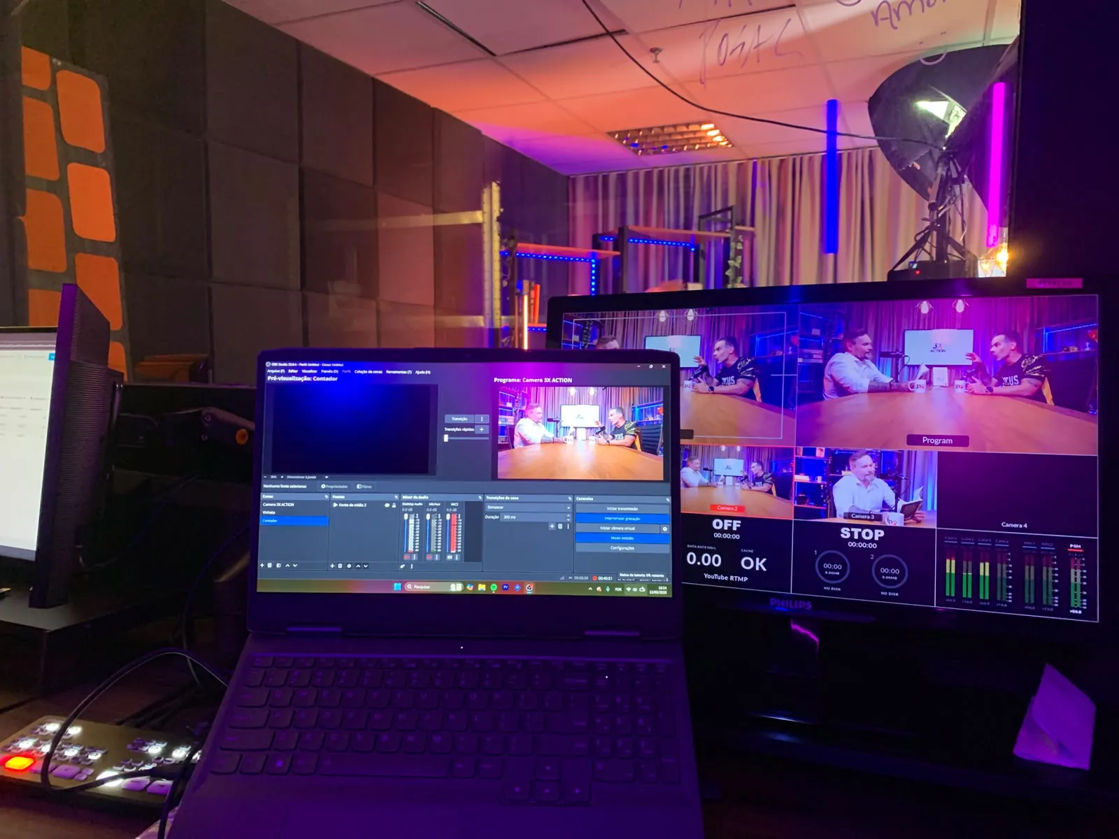 Central de controle multicâmera da 3X Produtora durante uma gravação de podcast