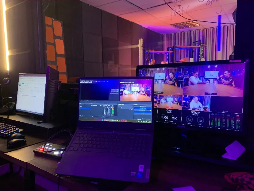 Central de produção com monitoramento de câmeras e áudio
