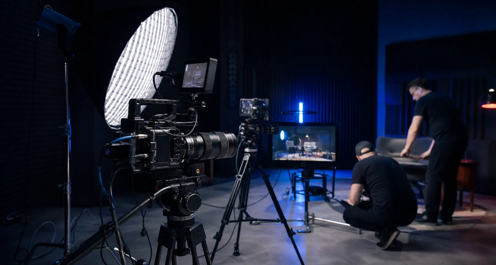 Set audiovisual com câmeras e iluminação profissional
